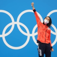 Japan\'s Yui Ohashi celebrates after winning gold in the women\'s 200-meter individual medley. | REUTERS