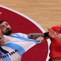 Argentina\'s Lucas Moscariello in action with Norway\'s Petter Overby during a handball match. |  REUTERS