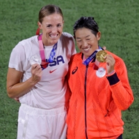 Japan\'s Yukiko Ueno and American Monica Abbott pose with their medals on Tuesday at Yokohama Stadium.  | AFP-JIJI