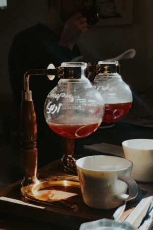 Coffee brewed in siphons, a method often used in kissaten, at Lamason Brew Bar in Wellington, New Zealand. | COURTESY OF DAVE LAMASON 