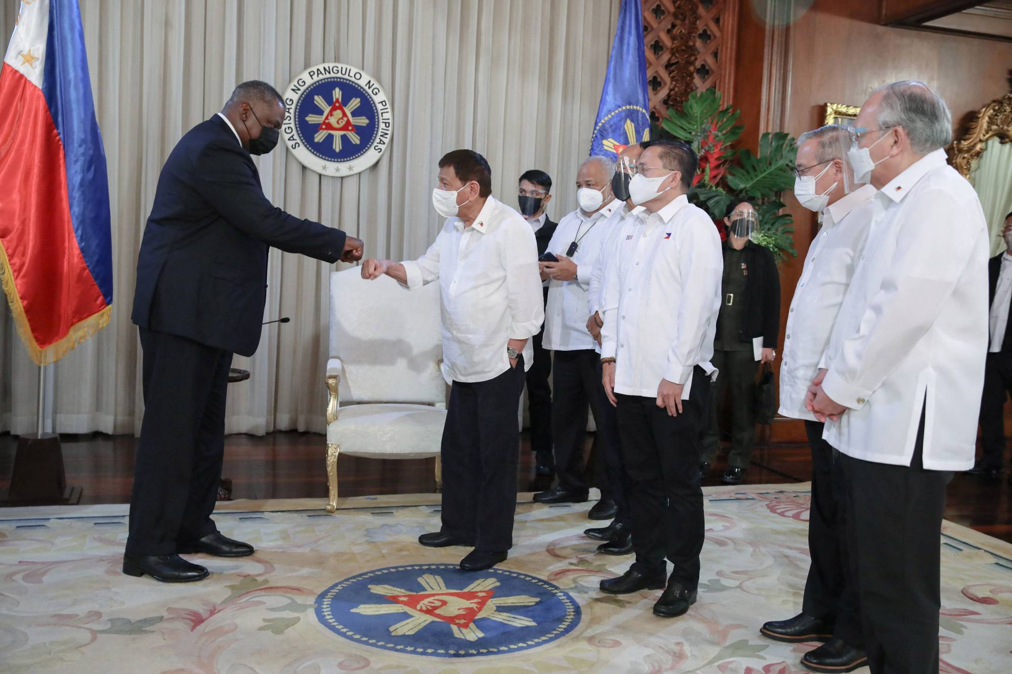 Philippine President Rodrigo Duterte greets U.S. Defense Secretary Lloyd Austin at Malacanang Palace in Manila on Thursday.  | PHILIPPINES PRESIDENTIAL PHOTO DIVISION / VIA AFP-JIJI