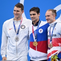 Men\'s 200-meter backstroke silver medalist Ryan Murphy of the U.S. (left), Russian Evgeny Rylov (center) and Great Britain\'s Luke Greenbank on the podium on Friday.  | AFP-JIJI