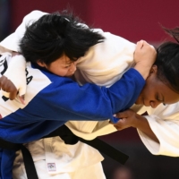 Japan\'s Shori Hamada competes with France\'s Madeleine Malonga in the women\'s gold-medal bout of the under-78 kg class on Thursday.  | AFP-JIJI