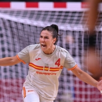  Spain\'s right wing Carmen Dolores Martin Berenguer celebrates after scoring against Brazil during the women\'s preliminary round group B handball match. | AFP-JIJI