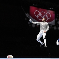 Egypt\'s Ziad Elsissy (left) celebrates scoring the final point against Japan\'s Kaito Streets in the men\'s sabre team qualifying bout. | AFP-JIJI
