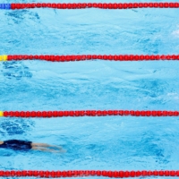 USA\'s Kathleen Ledecky (left) swims in the lead during a heat of the women\'s 800m freestyle swimming event | AFP-JIJI