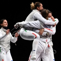 Italy\'s Arianna Errigo (right) celebrates with her teammates after winning against USA\'s Lee Kiefer in the women\'s foil team bronze medal bout | AFP-JIJI