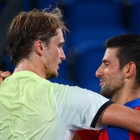 Serbia\'s Novak Djokovic (right) congratulates Germany\'s Alexander Zverev for winning the Tokyo 2020 Olympic Games men\'s singles tennis semifinal  | AFP-JIJI