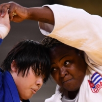 Japan\'s Akira Sone battles Idalys Ortiz of Cuba in the women\'s over-78 kilogram gold medal bout on Friday at Tokyo\'s Nippon Budokan.  | REUTERS