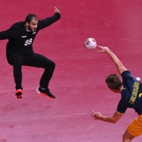 Egypt\'s goalkeeper Karim Hendawy (left) tries to block a shot by Sweden\'s Jonathan Carlsbogard during a men\'s preliminary handball match | AFP-JIJI