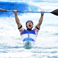 Czech Republic\'s Jiri Prskavec celebrates after winning the gold medal in the men\'s kayak final | AFP-JIJI
