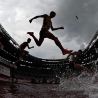 Athletes compete in the men\'s 3,000-meter steeplechase heats | AFP-JIJI