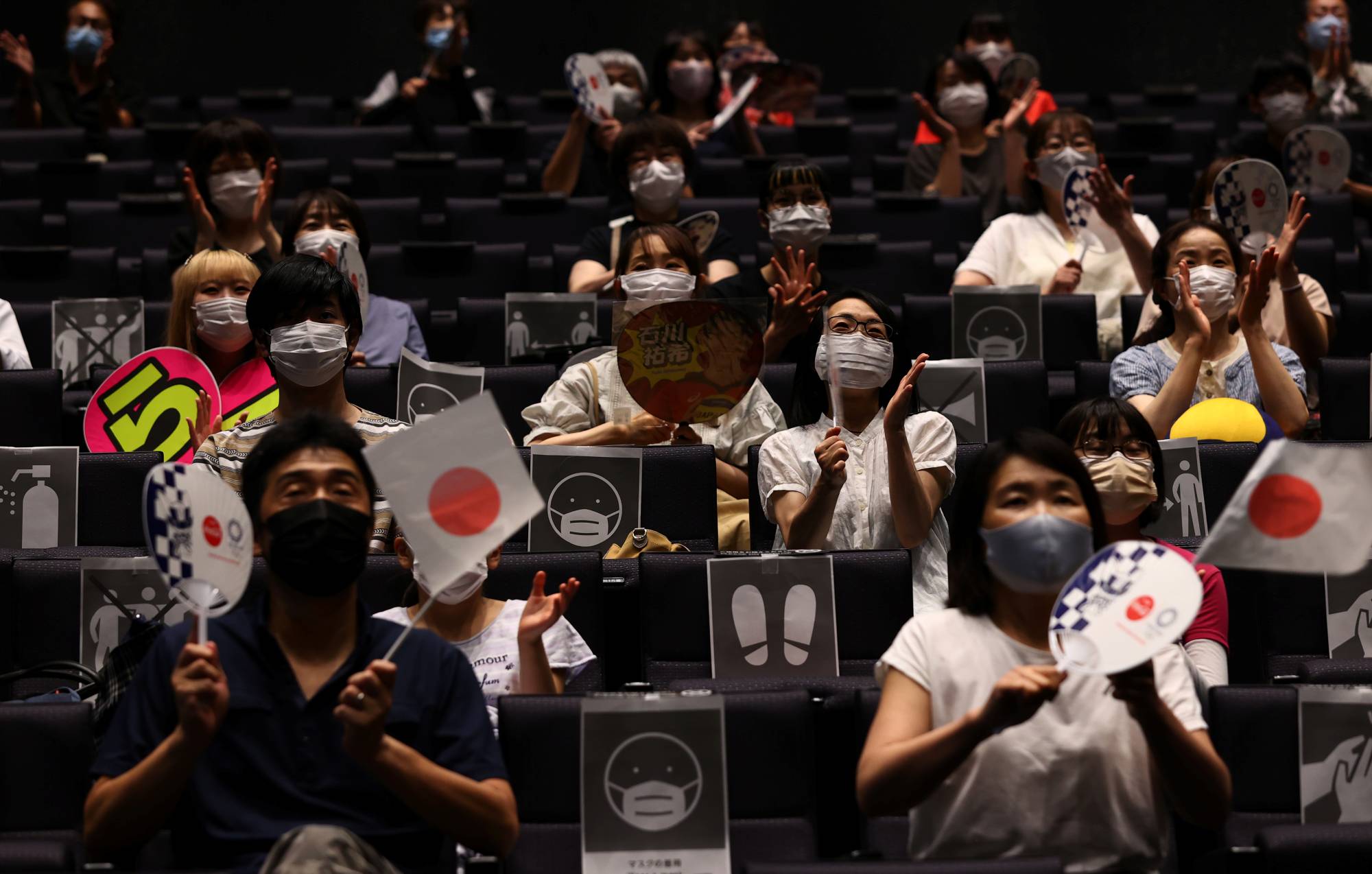 Japanese fans enjoy Olympics at rare public viewing