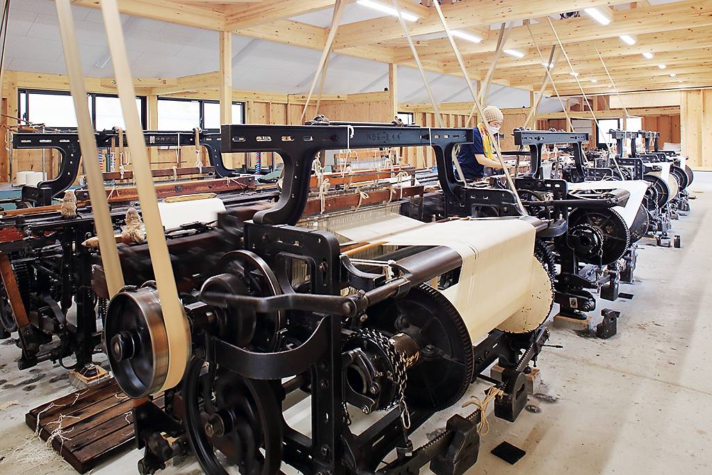 Based in Toyohashi, Aichi Prefecture, the center of maekake apron production, Anything Co. Ltd.’s factory houses nine shuttle looms, all over 100 years old. | ANYTHING @MAEKAKEANYTHING 
