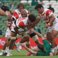 Japan\'s Kazuki Himeno is tackled during a test match between the Brave Blossoms and Ireland in Dublin on Saturday. | POOL / VIA AFP-JIJI