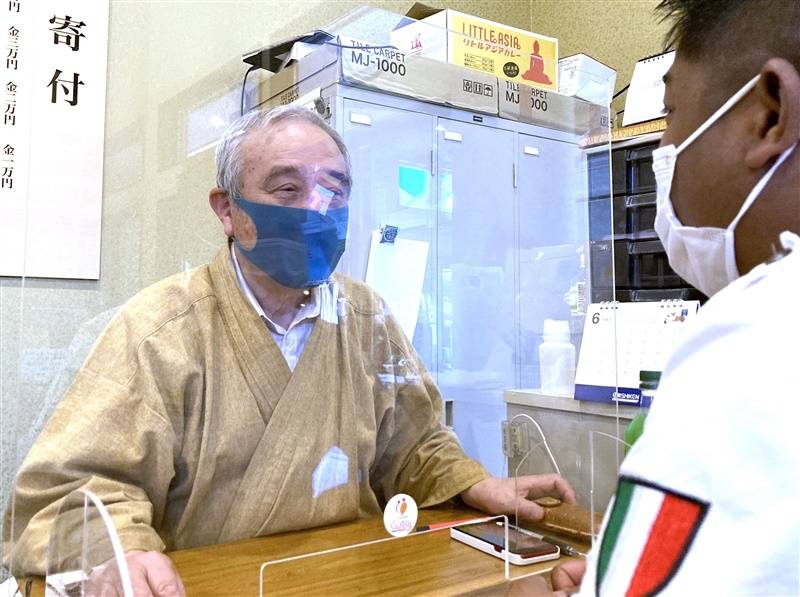 Takashi Takino, who supports an orphanage and other organizations in Myanmar's largest city of Yangon, provides advice to Myanmar people living in the city of Fukuoka in May. | NISHINIPPON SHIMBUN