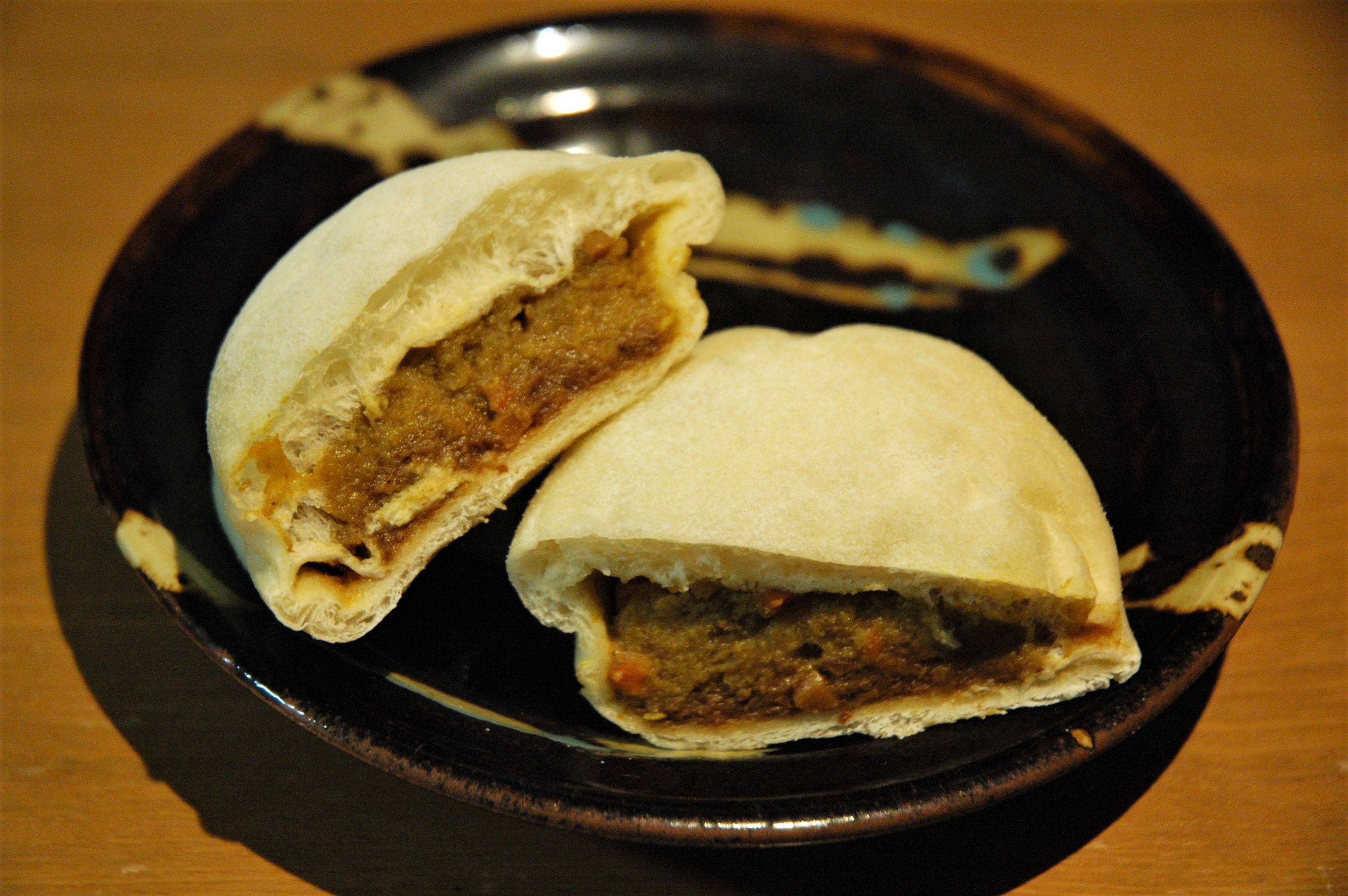 Kinmugi bakes, rather than fries, its karēpan, resulting in a white exterior with a fragrant curry interior. | Russell Thomas 