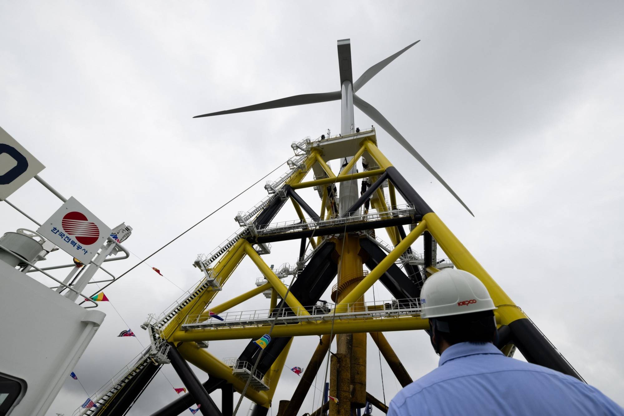 A wind turbine in Gunsan, South Korea | BLOOMBERG 