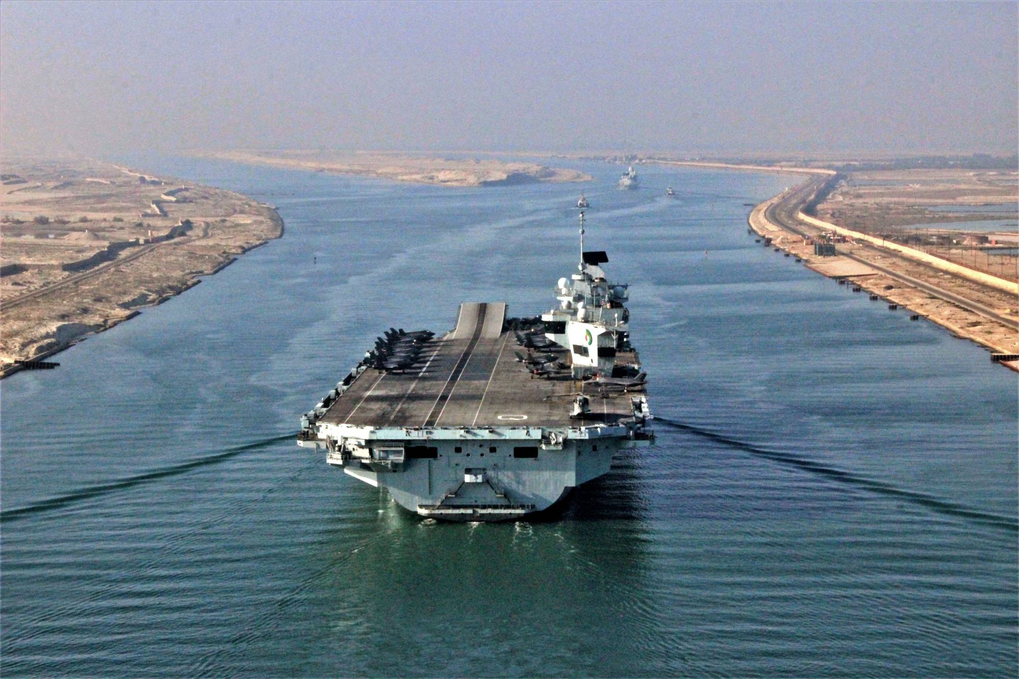 Горит британский авианосец r08 queen elizabeth. Queen elizabeth авианосец. суэцкий канал авианосец. hms queen elizabeth r08.