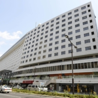 The Akasaka Excel Hotel Tokyu has removed \"Japanese only\" and \"foreigners only\" notices it put up in elevators after facing criticism. | KYODO
