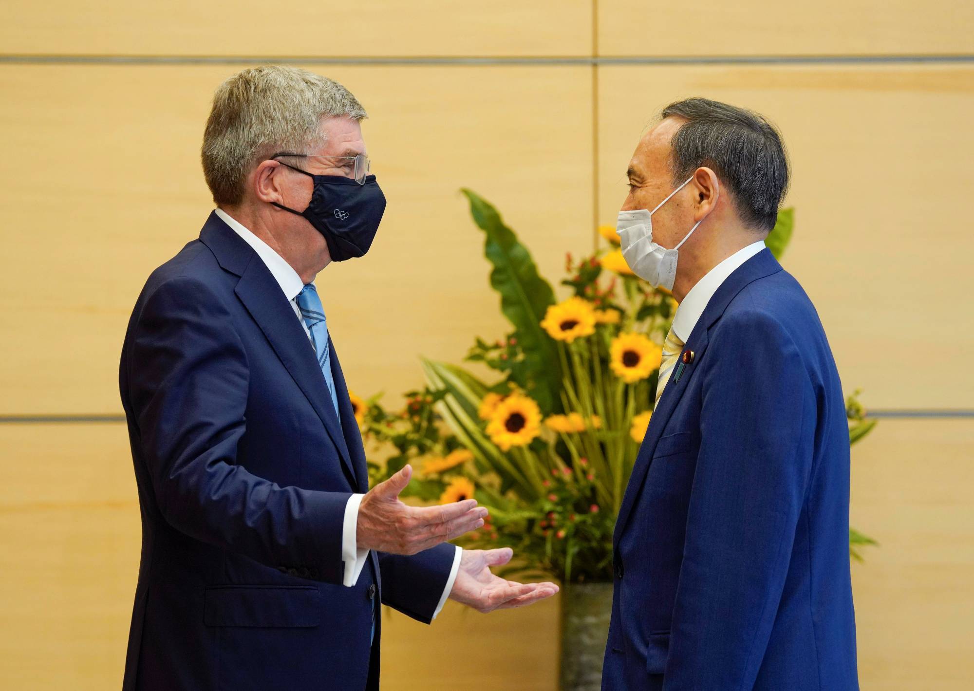 International Olympic Committee President Thomas Bach (left) meets Prime Minister Yoshihide Suga at the Prime Minister's Office on Wednesday. | POOL / VIA REUTERS