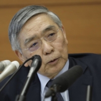 Bank of Japan Gov. Haruhiko Kuroda and his colleagues moved in the direction of their European peers by announcing their first specific steps to support efforts to rein in global warming. | BLOOMBERG