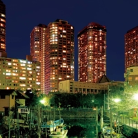 Nestled under some of the capital\'s many high-rises, the canals of Tsukishima are populated with houseboats. | HISAKI KUROSAWA
