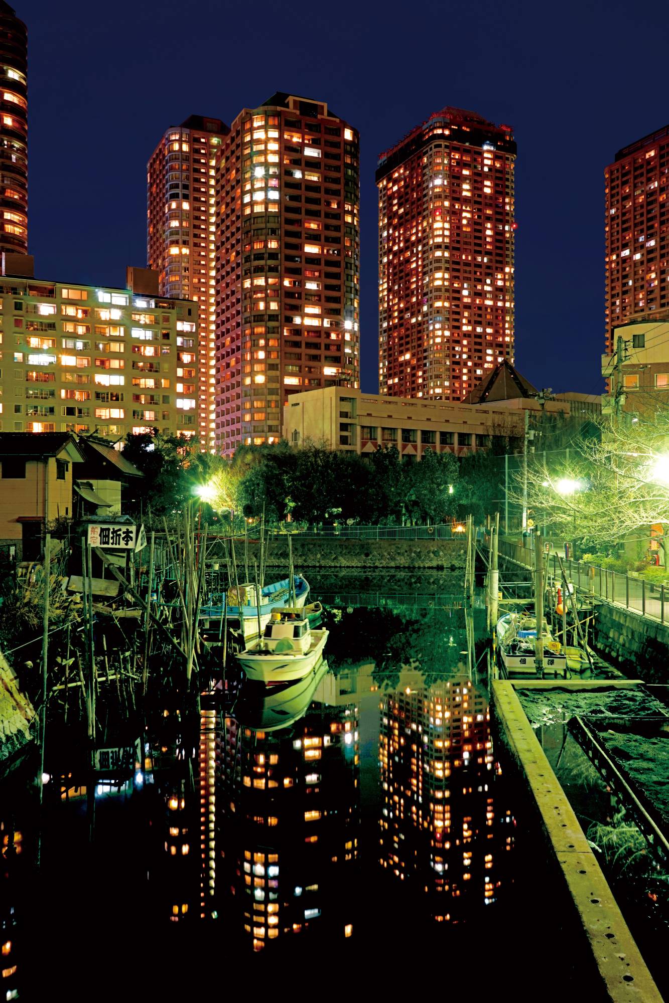 Nestled under some of the capital's many high-rises, the canals of Tsukishima are populated with houseboats. | HISAKI KUROSAWA 