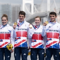 Britain\'s Alex Yee (left to right), Georgia Taylor-Brown Jessica Learmonth and Jonathan Brownlee pose on the podium during an Olympic medal ceremony after competing in the mixed-relay triathlon competition at Odaiba Marine Park in Tokyo on Saturday. | AFP-JIJI