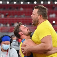 Gold medalist Sweden\'s Daniel Stahl (R) and silver medallist Sweden\'s Simon Pettersson celebrate after the men\'s discus throw final  | AFP-JIJI