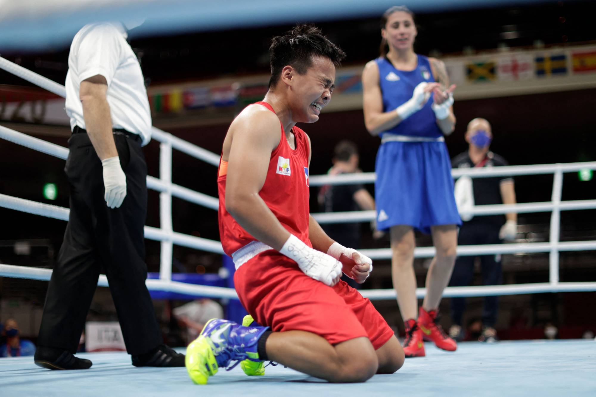 Philippines' Nesthy Petecio celebrates after winning against Italy's Irma Testa after their women's feather (54-57kg) semi-final boxing match. | AFP-JIJI
