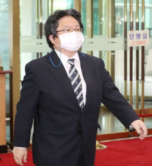 Hirohisa Soma, the deputy chief of mission at the Japanese Embassy in Seoul, enters South Korea's Foreign Ministry in Seoul on July 13. | YONHAP NEWS AGENCY / VIA KYODO
