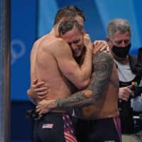 Americans Caeleb Dressel (right) and Ryan Murphy celebrate their gold medal in the men\'s 4x100-meter medley relay at Tokyo Aquatics Centre on Sunday.  | AFP-JIJI