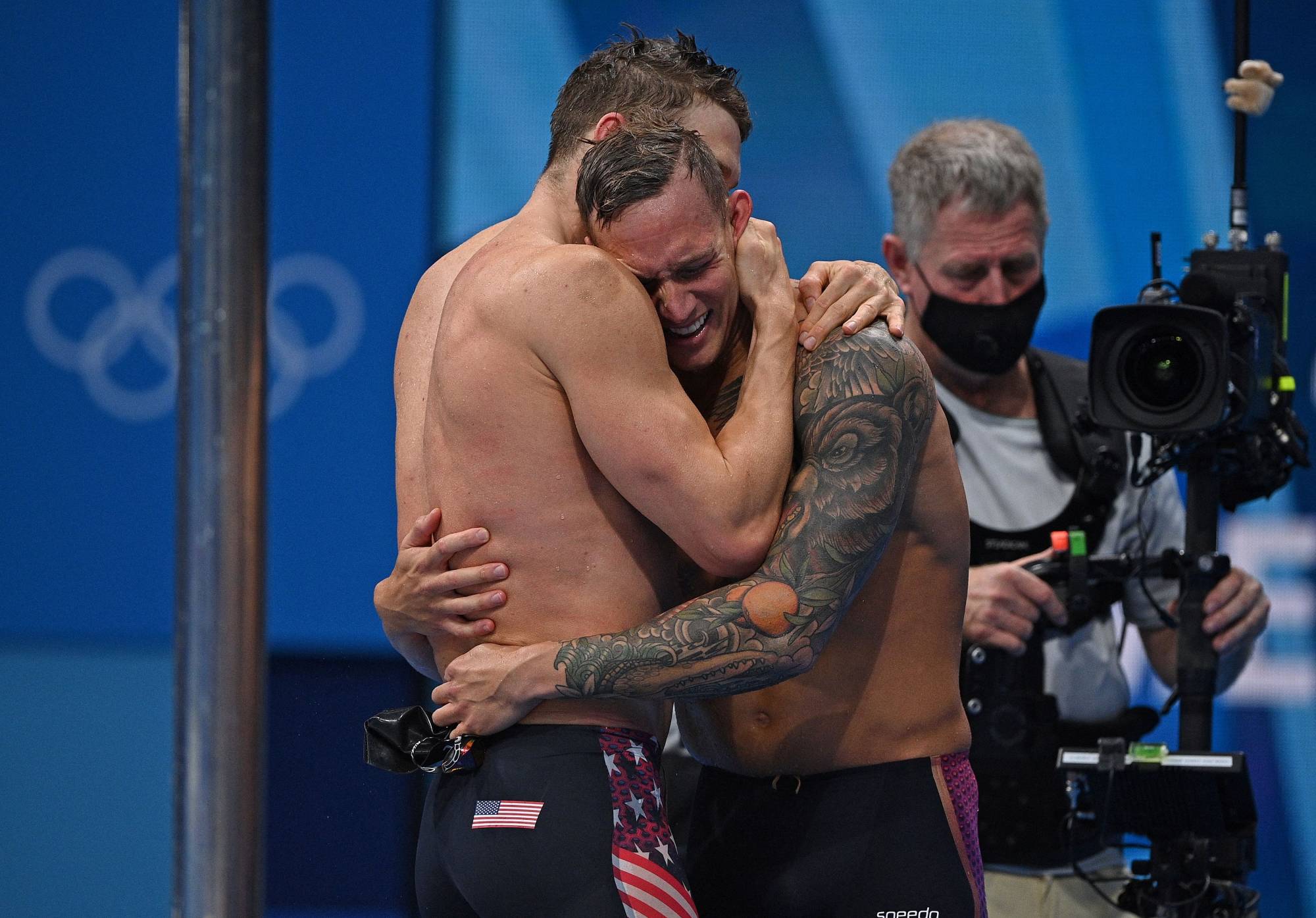 Americans Caeleb Dressel (right) and Ryan Murphy celebrate their gold medal in the men's 4x100-meter medley relay at Tokyo Aquatics Centre on Sunday. | AFP-JIJI