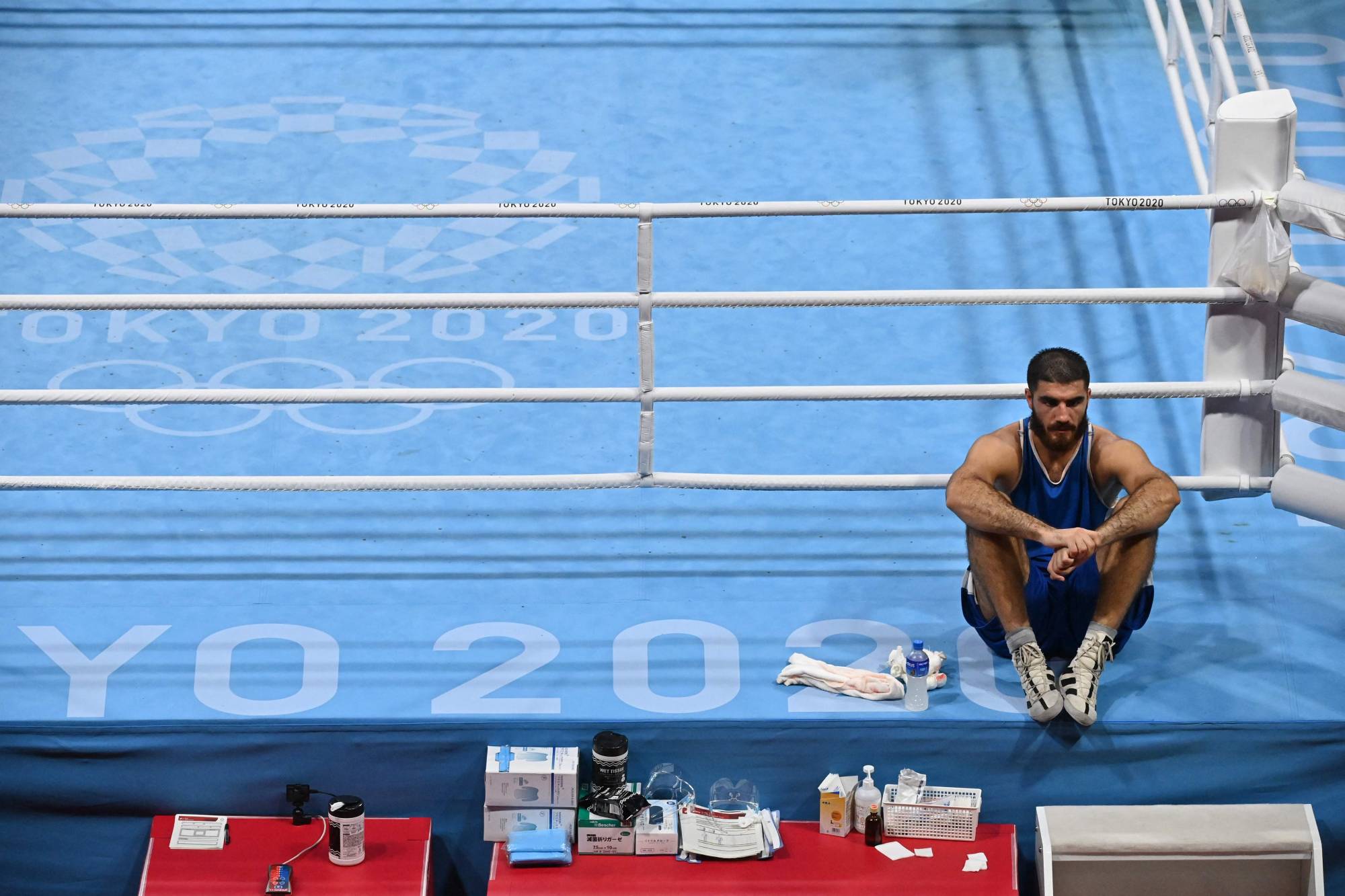 France's Mourad Aliev waits outside the ring after losing by disqualification against Britain's Frazer Clarke during their men's super heavy (over 91kg) quarter-final boxing match. | AFP-JIJI