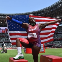 U.S.\'s Raven Saunders celebrates with her national flag after placing second in the women\'s shot put final. | AFP-JIJI