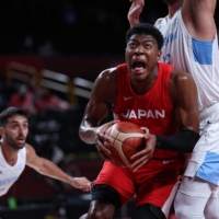 Japan\'s Rui Hachimura drives past Argentina\'s Marcos Delia during a preliminary round game on Sunday at Saitama Super Arena.  | AFP-JIJI
