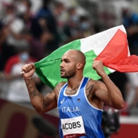 Italy\'s Lamont Marcell Jacobs celebrates winning the men\'s 100-meter final of the 2020 Tokyo Olympics at the National Stadium on Sunday. | AFP-JIJI