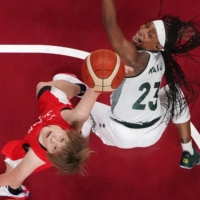 Japan\'s Maki Takada (left) and Nigeria\'s Ezinne Kalu jump for the ball during the two countries\' Group B Olympic match at Saitama Super Arena on Monday.  | POOL / VIA AFP-JIJI
