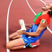 Italy\'s Gianmarco Tamberi celebrates on the track following the men\'s high jump final during the Tokyo Olympics at the National Stadium in the capital on Sunday. | POOL / VIA AFP-JIJI