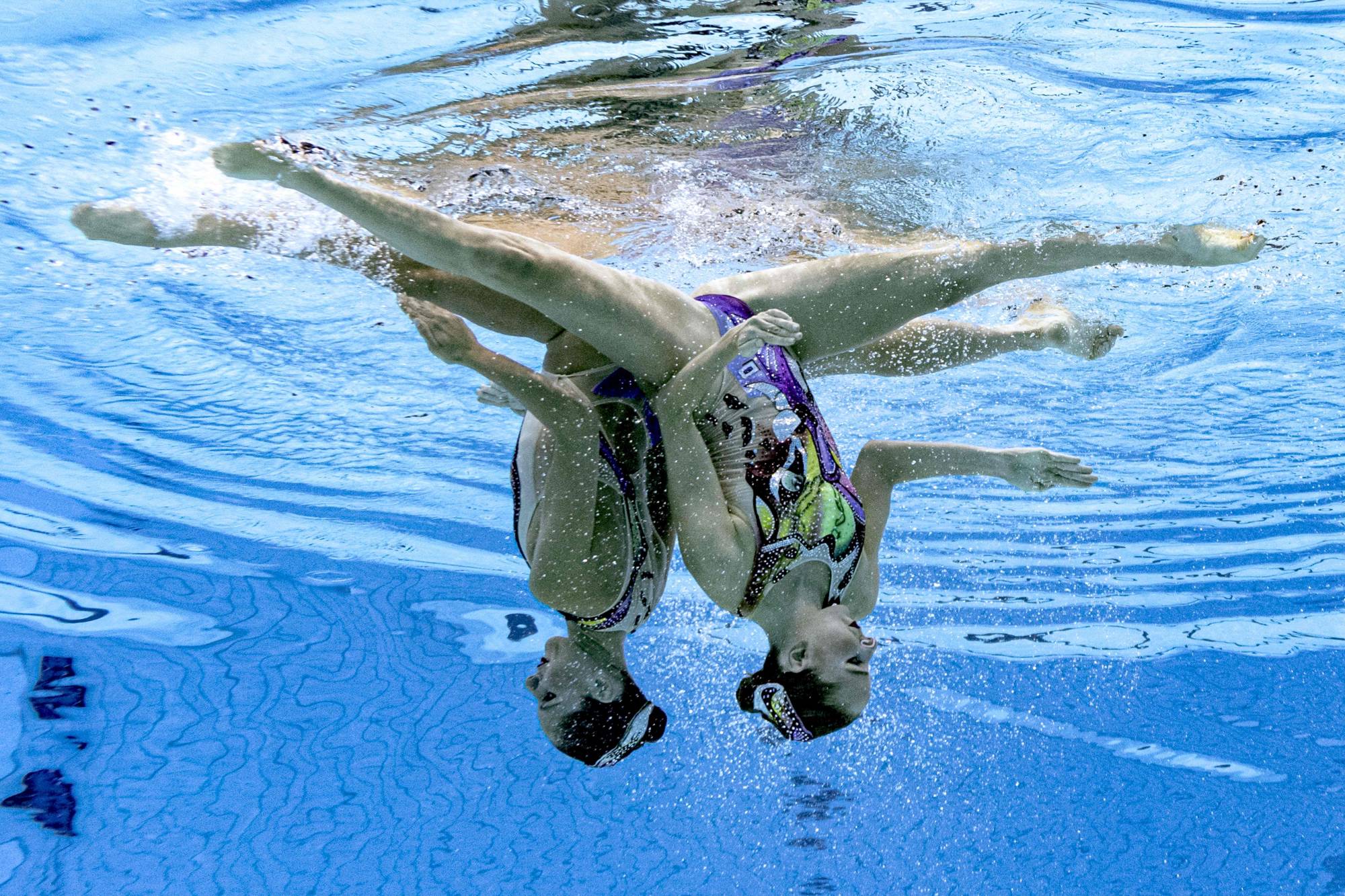 Italy's Linda Cerruti and Italy's Costanza Ferro compete in the preliminary for the women's duet free artistic swimming event. | AFP-JIJI
