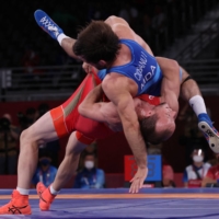 Russia\'s Sergey Emelin (red) wrestles Moldova\'s Victor Ciobanu in their men\'s Greco-Roman 60-kg wrestling bronze medal match | AFP-JIJI
