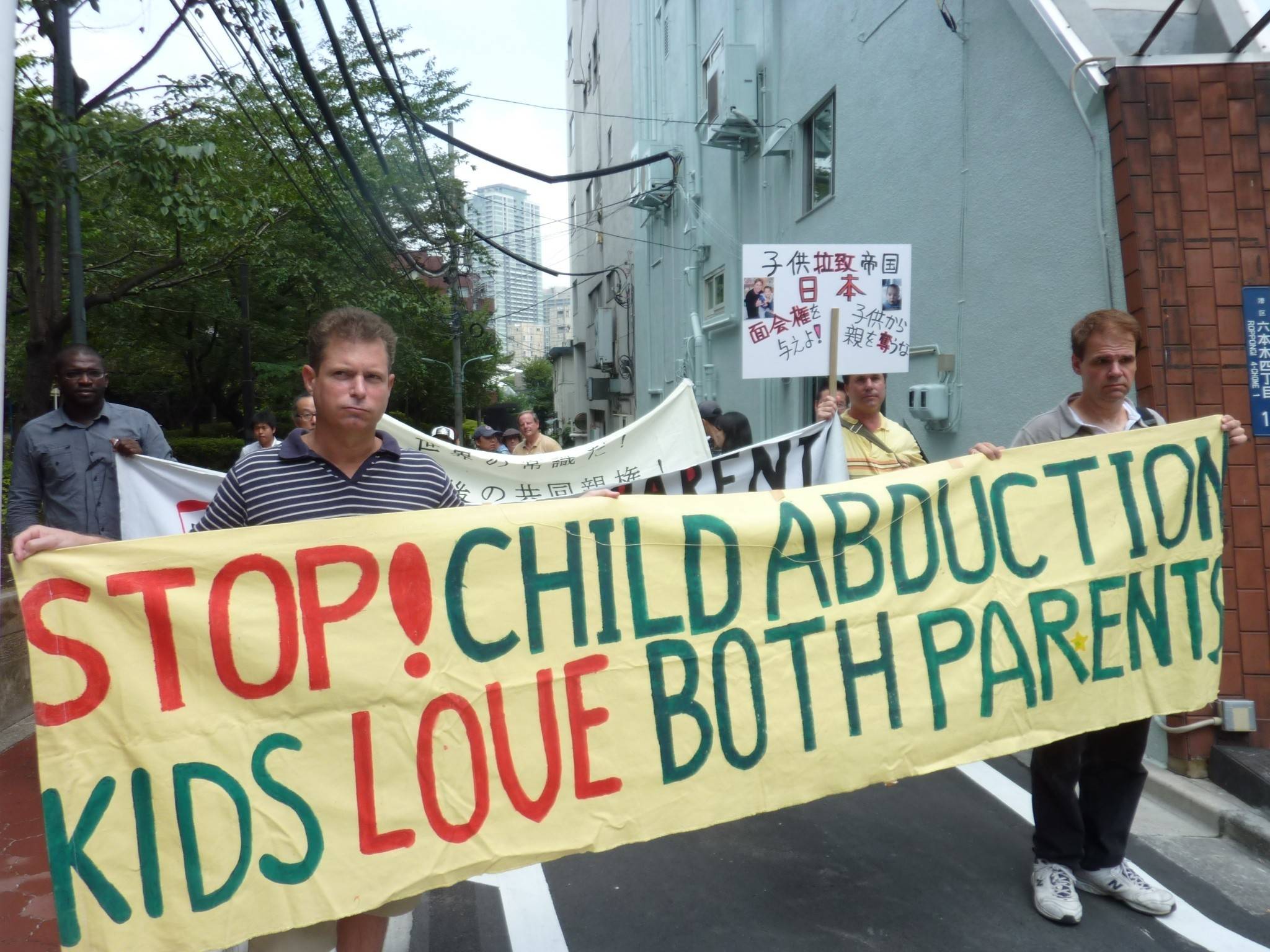 Parents denied access to their children as a result of failed marriages protest in a park in Tokyo's Roppongi district on Aug. 23, 2011.  | KYODO