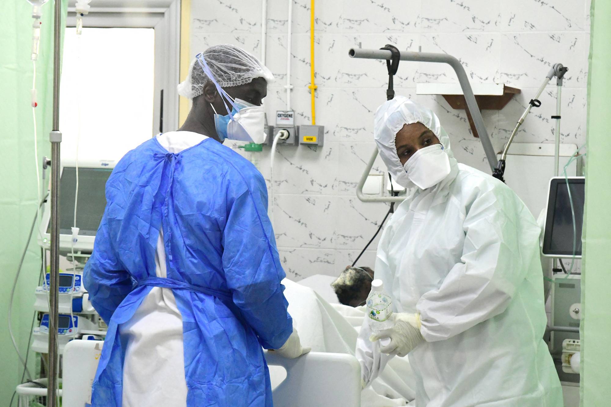 Health workers in the intensive care unit at a hospital in Senegal on July 28 | AFP-Jiji