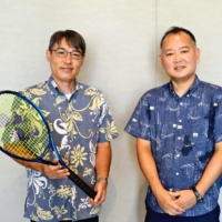 Kazuki Omine (right) and Masaki Tokumura will be supporting participants in the Tokyo Paralympics.
 | THE OKINAWA TIMES
