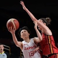 Japan\'s Nako Motohashi (left) drives to the hoop as Belgium\'s Antonia Delaere defends.  | AFP-JIJI