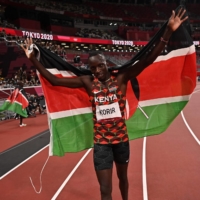 Kenya\'s Emmanuel Korir celebrates after winning the men\'s 800m final during the Tokyo 2020 Olympic Games at the Olympic Stadium in Tokyo on August 4, 2021. | AFP-JIJI