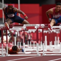 US\'s Devon Allen (right) wins ahead of France\'s Aurel Manga (L) and Japan\'s Taio Kanai who fell in the men\'s 110-meter hurdles semi-finals  | AFP-JIJI
