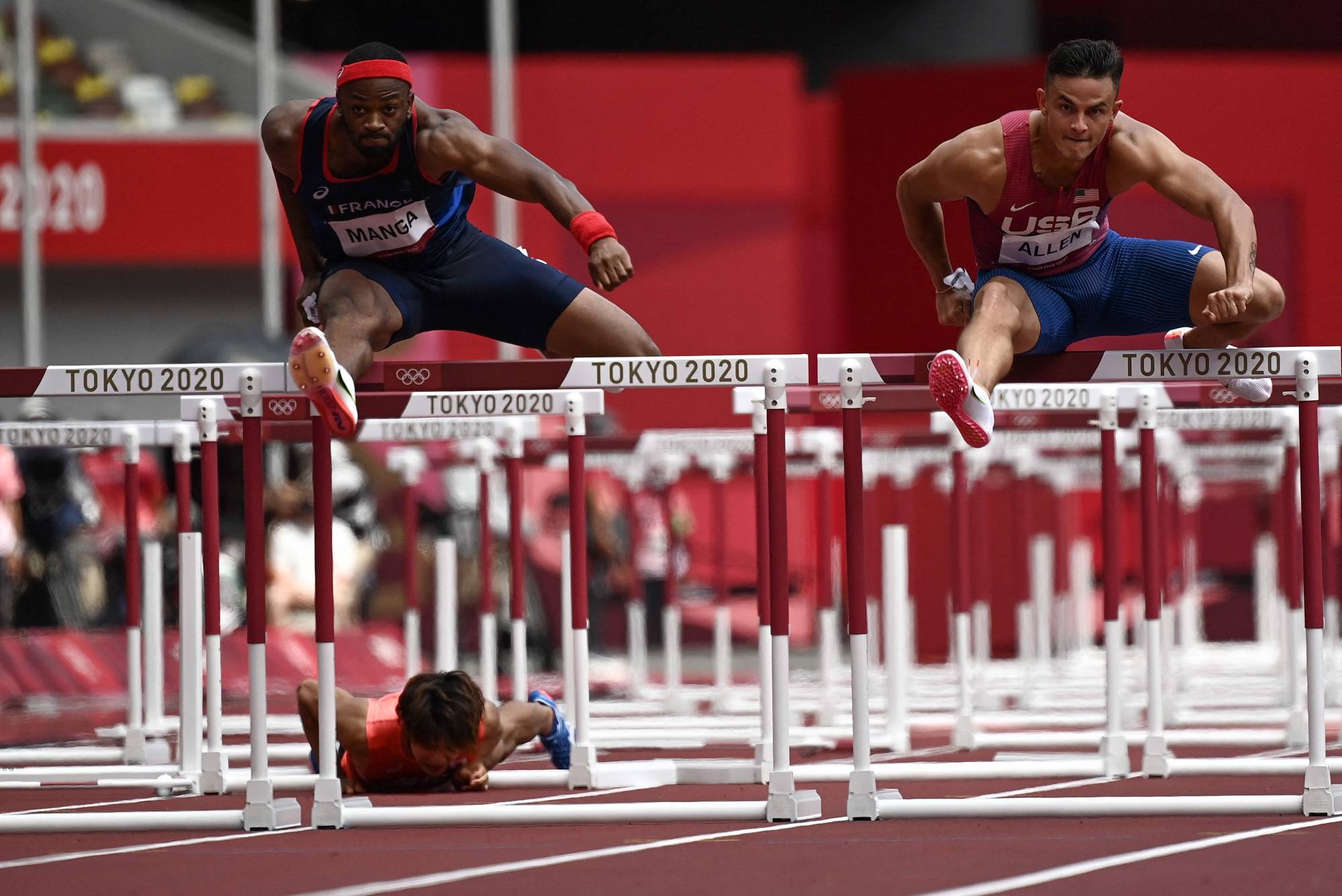 US's Devon Allen (right) wins ahead of France's Aurel Manga (L) and Japan's Taio Kanai who fell in the men's 110-meter hurdles semi-finals | AFP-JIJI