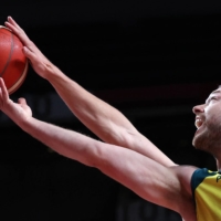 Australia\'s Matthew Dellavedova goes to the basket in a preliminary round of men\'s basketball between Australia and Germany | AFP-JIJI